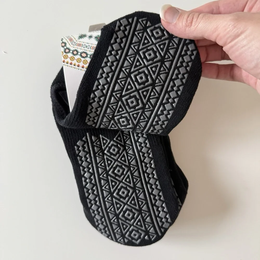 Ozaiic Anti Skid Socks Three Pairs New With Tags Yoga Grippy Casual Travel OS